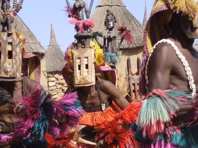  8. Vẫn là một bí ẩn đối với giới khoa học. Mặc dù đã có nhiều nghiên cứu về tri thức thiên văn của người Dogon, nguồn gốc thực sự của những hiểu biết này vẫn chưa được giải thích hoàn toàn. Điều này tiếp tục khiến tri thức của họ trở thành một trong những bí ẩn lớn của nhân loại. Ảnh: Pinterest.