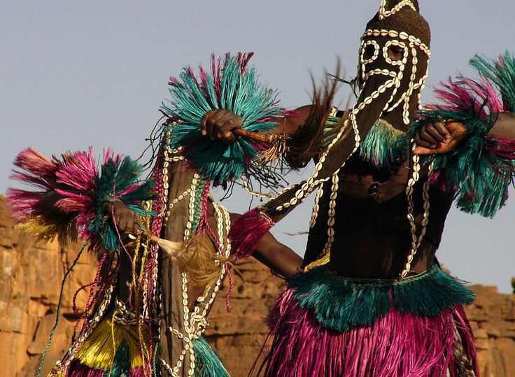  7. Kết nối với nghi lễ truyền thống của người Dogon. Các kiến thức cổ xưa của người Dogon vẫn được lưu truyền qua các nghi lễ bí truyền, trong đó các trưởng lão của bộ tộc sử dụng các bài ca, vũ điệu và biểu tượng để dạy cho thế hệ sau. Ảnh: Pinterest.