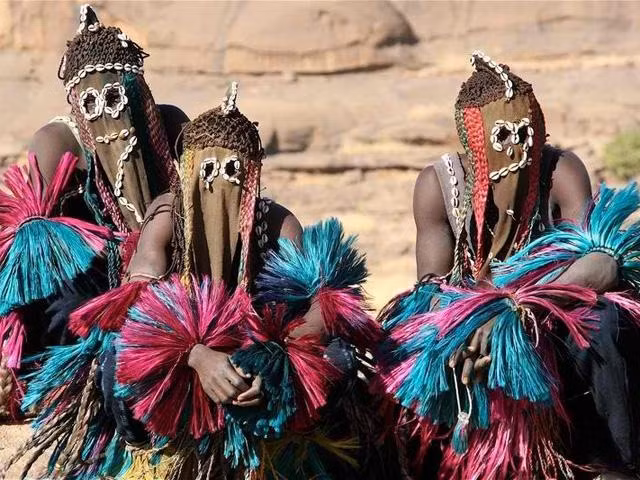  5. Gắn liền với hệ thống biểu tượng phức tạp. Truyền thuyết Dogon gắn với những biểu tượng tinh tế được khắc trên đá và vẽ trên các bức tường linh thiêng, giúp truyền tải tri thức qua nhiều thế hệ. Ảnh: Pinterest.