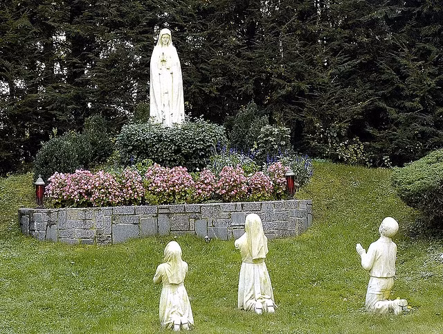  8. Giáo hội Công giáo đã công nhận sự kiện Fatima. Vatican chính thức công nhận các lần hiện ra của Đức Mẹ Fatima vào năm 1930 và coi đây là một hiện tượng thần thánh, có ý nghĩa quan trọng đối với đức tin Công giáo. Ảnh: Pinterest.