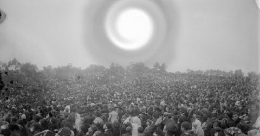  3. "Phép lạ Mặt Trời" đã xảy ra trước hàng chục nghìn người. Vào ngày 13/10/1917, một hiện tượng lạ được gọi là "Phép lạ Mặt Trời" đã xuất hiện trước khoảng 70.000 người, khi Mặt Trời dường như xoay tròn, đổi màu và chuyển động kỳ lạ. Ảnh: Pinterest.