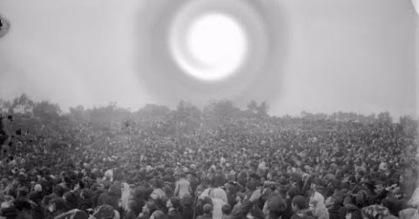  3. "Phép lạ Mặt Trời" đã xảy ra trước hàng chục nghìn người. Vào ngày 13/10/1917, một hiện tượng lạ được gọi là "Phép lạ Mặt Trời" đã xuất hiện trước khoảng 70.000 người, khi Mặt Trời dường như xoay tròn, đổi màu và chuyển động kỳ lạ. Ảnh: Pinterest.