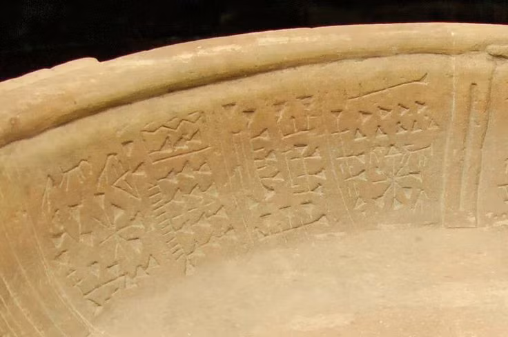  3. Có thể chứa chữ viết Sumer cổ. Một số nhà nghiên cứu cho rằng các ký tự trên bát đá Fuente Magna có thể thuộc về chữ viết Sumer cổ, một trong những hệ thống chữ viết lâu đời nhất thế giới, đặt ra giả thuyết về sự giao thoa văn hóa ngoài mong đợi. Ảnh: Pinterest.