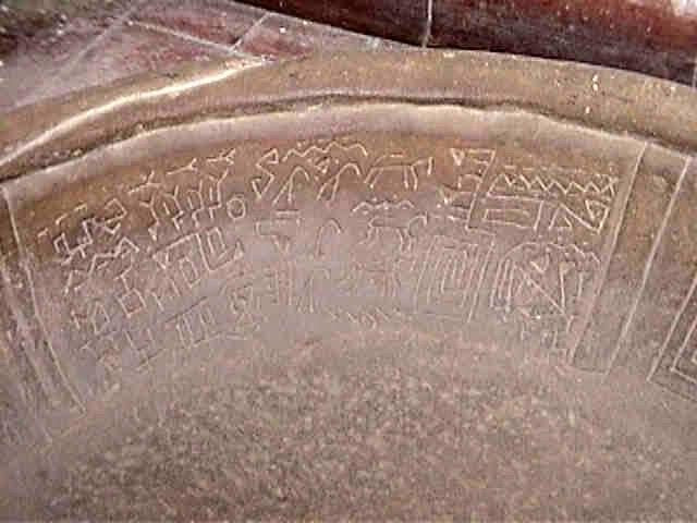  4. Một số nhà khảo cổ nghi ngờ tính xác thực. Do những đặc điểm quá khác thường, nhiều nhà nghiên cứu hoài nghi về tính xác thực của bát đá Fuente Magna và cho rằng đây có thể là một trò giả mạo hiện đại. Tuy nhiên, vẫn chưa có kết luận chắc chắn về điều này. Ảnh: Pinterest.