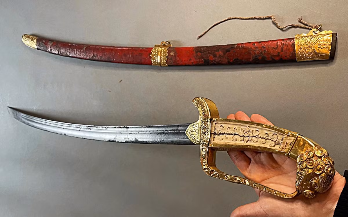 Can canh thanh kiem thoi vua Minh Mang vua duoc dau gia tai Phap