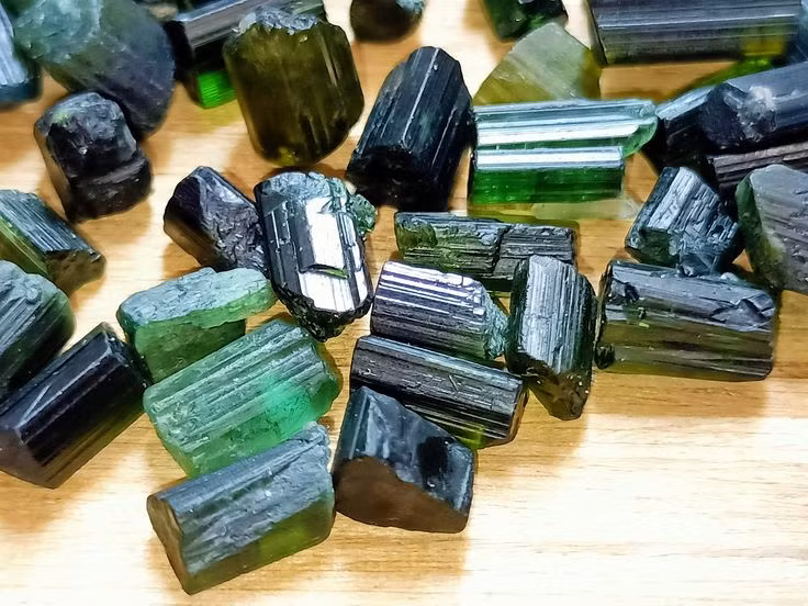  1. Tên gọi xuất phát từ tiếng Sinhalese. Tên " Tourmaline" bắt nguồn từ từ "Turmali" trong tiếng Sinhalese của Sri Lanka, có nghĩa là "đá quý nhiều màu", phản ánh đúng đặc điểm nổi bật của loại đá này. Ảnh: Pinterest.