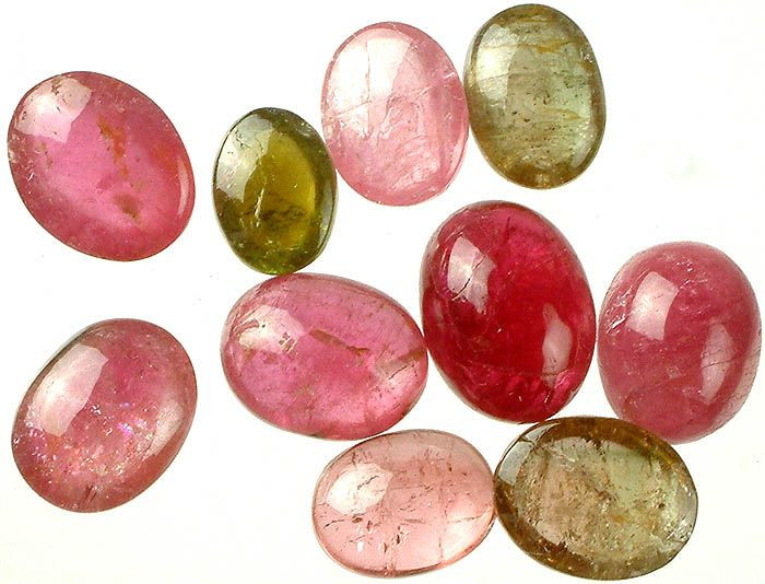  3. Có khả năng tích điện tự nhiên. Một trong những đặc điểm độc đáo của Tourmaline là khả năng tạo ra điện tích khi bị nung nóng hoặc chịu áp lực, giúp nó được sử dụng trong các thiết bị đo áp suất và điện từ. Ảnh: Pinterest.