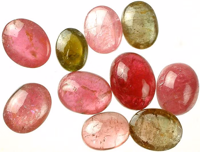  3. Có khả năng tích điện tự nhiên. Một trong những đặc điểm độc đáo của Tourmaline là khả năng tạo ra điện tích khi bị nung nóng hoặc chịu áp lực, giúp nó được sử dụng trong các thiết bị đo áp suất và điện từ. Ảnh: Pinterest.