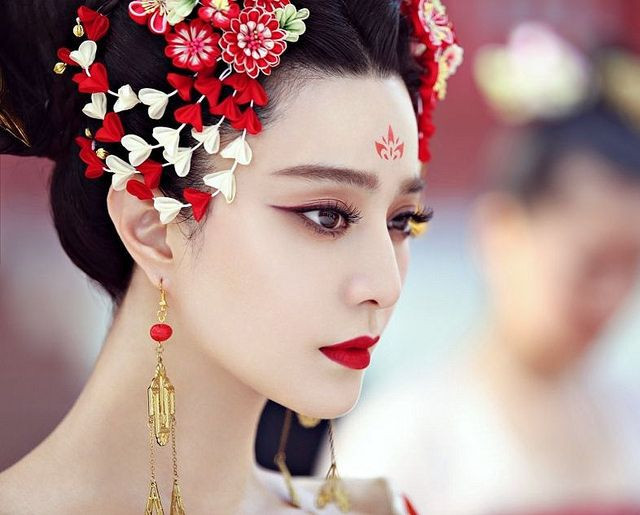  2. Bắt đầu sự nghiệp trong hậu cung Đường Thái Tông. Khi mới 14 tuổi, Võ Tắc Thiên được tuyển vào cung làm tài nhân cho Hoàng đế Đường Thái Tông, từ đó đặt nền móng cho con đường quyền lực sau này. Ảnh: Pinterest.