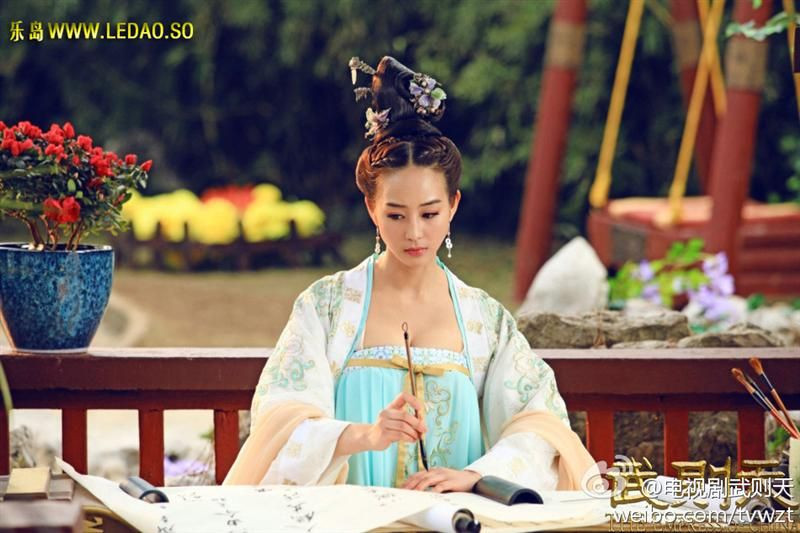  6. Sử dụng gián điệp và mật thám để củng cố quyền lực. Bà lập ra một mạng lưới gián điệp rộng khắp để kiểm soát quan lại, đàn áp phe đối lập và đảm bảo ngai vàng của mình không bị lung lay. Ảnh: Pinterest.