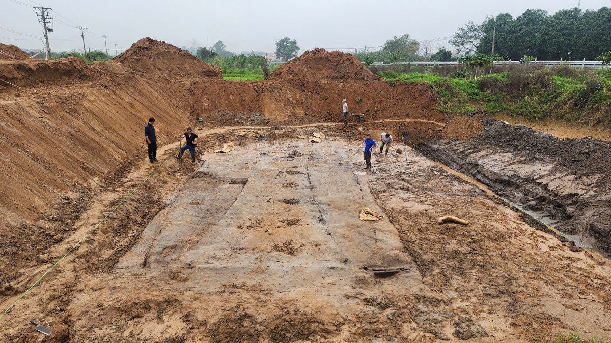  1. Có niên đại hàng trăm năm. Theo đánh giá ban đầu, những chiếc thuyền độc mộc này có từ nhiều thế kỷ trước. Việc xác định chính xác niên đại của chúng sẽ được thực hiện trong tương lai gần. Ảnh: Phùng Đô / Báo Giao Thông.