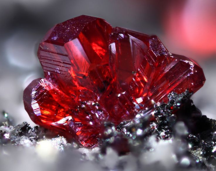  8. Ngày nay, hòn đá triết học vẫn là một bí ẩn. Dù khoa học hiện đại đã chứng minh rằng việc tạo ra vàng từ kim loại thường là không thực tế, nhưng hòn đá triết học vẫn là một biểu tượng đầy mê hoặc trong văn hóa đại chúng và triết học. Ảnh: Pinterest.