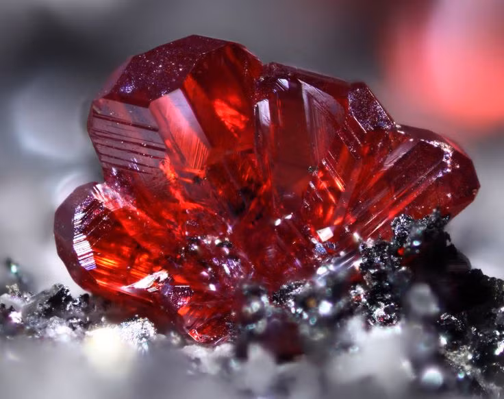  8. Ngày nay, hòn đá triết học vẫn là một bí ẩn. Dù khoa học hiện đại đã chứng minh rằng việc tạo ra vàng từ kim loại thường là không thực tế, nhưng hòn đá triết học vẫn là một biểu tượng đầy mê hoặc trong văn hóa đại chúng và triết học. Ảnh: Pinterest.