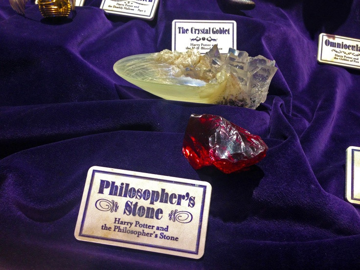  6. Hòn đá triết học có ý nghĩa biểu tượng trong nhiều nền văn hóa. Nó không chỉ là một vật thể huyền bí mà còn tượng trưng cho sự hoàn thiện tinh thần và trí tuệ trong nhiều triết lý phương Đông và phương Tây. Ảnh: Pinterest.