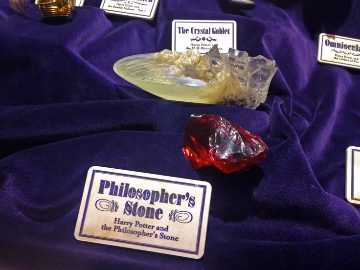  6. Hòn đá triết học có ý nghĩa biểu tượng trong nhiều nền văn hóa. Nó không chỉ là một vật thể huyền bí mà còn tượng trưng cho sự hoàn thiện tinh thần và trí tuệ trong nhiều triết lý phương Đông và phương Tây. Ảnh: Pinterest.