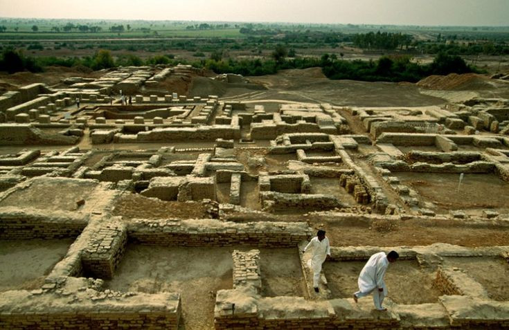  2. Quy hoạch đô thị tiên tiến đáng kinh ngạc. Mohenjo-Daro có hệ thống đường phố và cống rãnh quy hoạch theo kiểu mạng lưới, chứng tỏ trình độ kỹ thuật cao của người xưa. Thành phố cũng có hệ thống thoát nước tiên tiến, rất hiếm thấy vào thời kỳ đó. Ảnh: Pinterest.