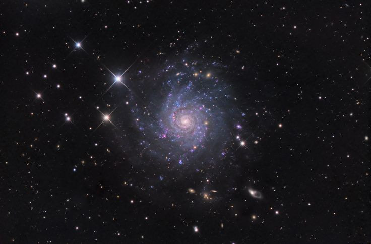  6. Nó có một đĩa xoắn ốc đặc biệt. Các cánh tay xoắn ốc của NGC 4569 không rõ nét như ở các thiên hà xoắn ốc khác, có thể do sự tương tác hấp dẫn với các thiên hà lân cận trong Cụm Xử Nữ. Ảnh: Pinterest.