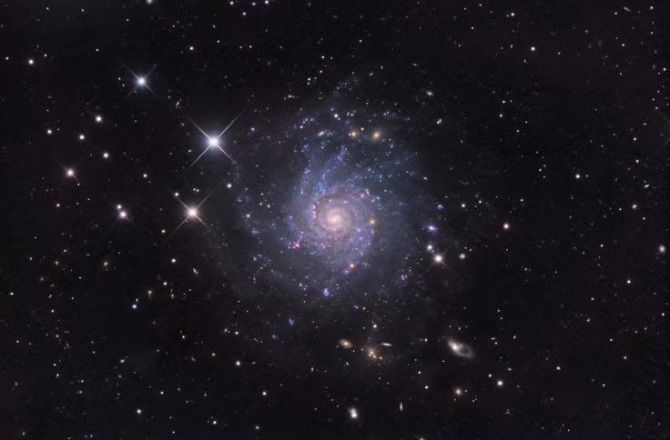  6. Nó có một đĩa xoắn ốc đặc biệt. Các cánh tay xoắn ốc của NGC 4569 không rõ nét như ở các thiên hà xoắn ốc khác, có thể do sự tương tác hấp dẫn với các thiên hà lân cận trong Cụm Xử Nữ. Ảnh: Pinterest.