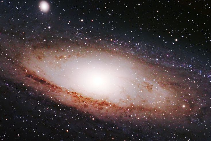  3. Nó có lõi thiên hà sáng bất thường. NGC 4569 có một nhân thiên hà sáng hơn so với những thiên hà xoắn ốc thông thường, có thể do hoạt động mạnh mẽ của các ngôi sao trẻ và sự phát triển của lỗ đen siêu khối lượng tại trung tâm. Ảnh: Pinterest.