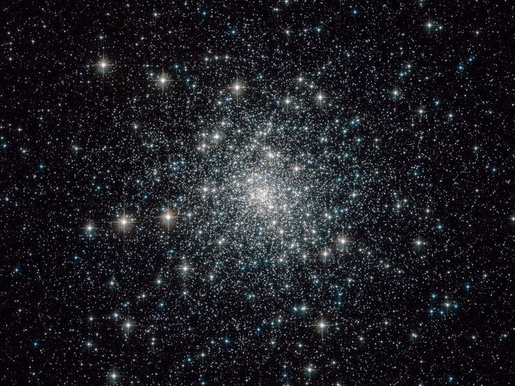  4. Thiên hà này đã mất phần lớn khí hydro của mình. Khi di chuyển qua môi trường liên thiên hà dày đặc trong Cụm Xử Nữ, NGC 4569 đã bị mất một lượng lớn khí hydro, làm giảm khả năng hình thành sao mới. Ảnh: Pinterest.