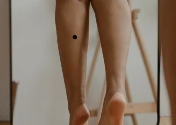  Nốt ruồi ở bắp chân: Những phụ nữ có nốt ruồi ở bắp chân được coi là có thu nhập ổn định. Họ có tinh thần thực tế và thực dụng, thường chăm chỉ, có tính cách cứng rắn, không ngại khó khăn, có khả năng liên tục tích lũy kinh nghiệm trong công việc và tiến bộ không ngừng. 