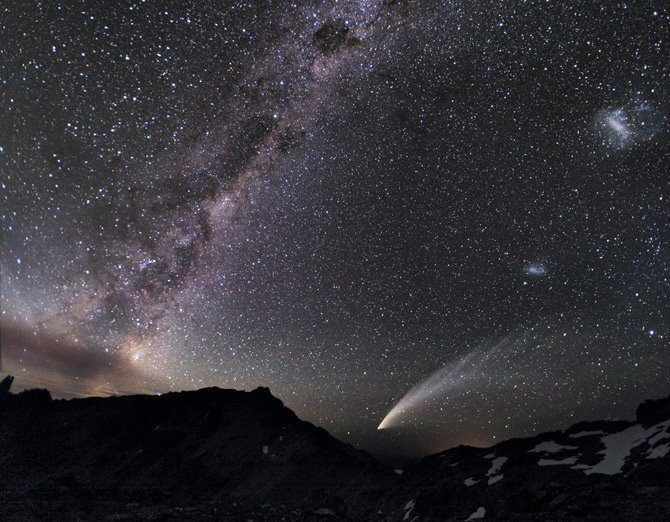  1. Là một dòng khí khổng lồ trong Dải Ngân Hà. Dòng Magellan không phải là một con sông hay một dòng chảy trên Trái Đất, như tên gọi có thể gây hiểu lầm, mà là một cấu trúc khí khổng lồ bao quanh Dải Ngân Hà, kéo dài hơn 600.000 năm ánh sáng. Ảnh: Pinterest.