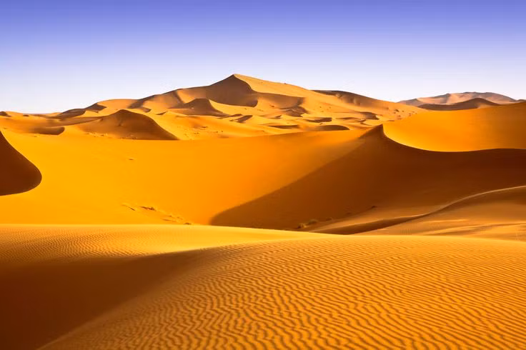  1. Sahara là sa mạc nóng lớn nhất thế giới. Với diện tích khoảng 9,2 triệu km², Sahara là sa mạc nóng lớn nhất thế giới, chỉ đứng sau Nam Cực và Bắc Cực nếu tính cả các sa mạc băng. Ảnh: Pinterest.