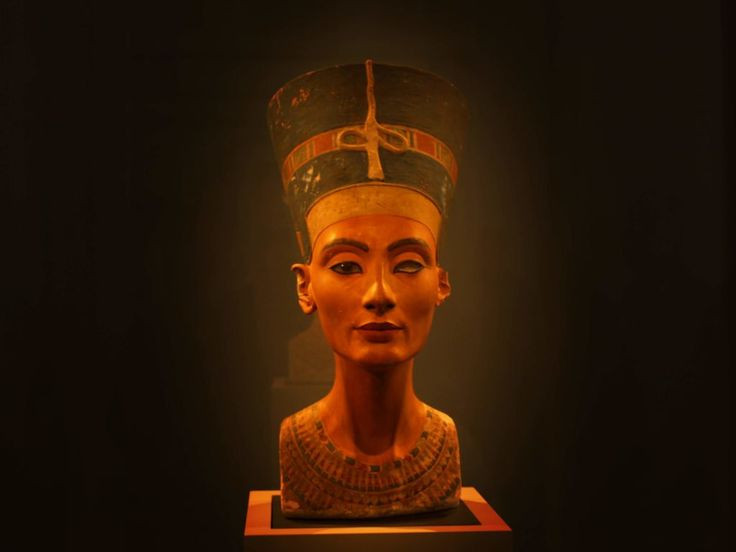  3. Tên của bà mang ý nghĩa đặc biệt. Tên của Nefertiti có nghĩa là “Người đẹp đã đến”, phản ánh sự tôn vinh đối với vẻ đẹp của bà. Điều này cũng cho thấy tầm quan trọng của bà trong xã hội Ai Cập cổ đại. Ảnh: Pinterest.