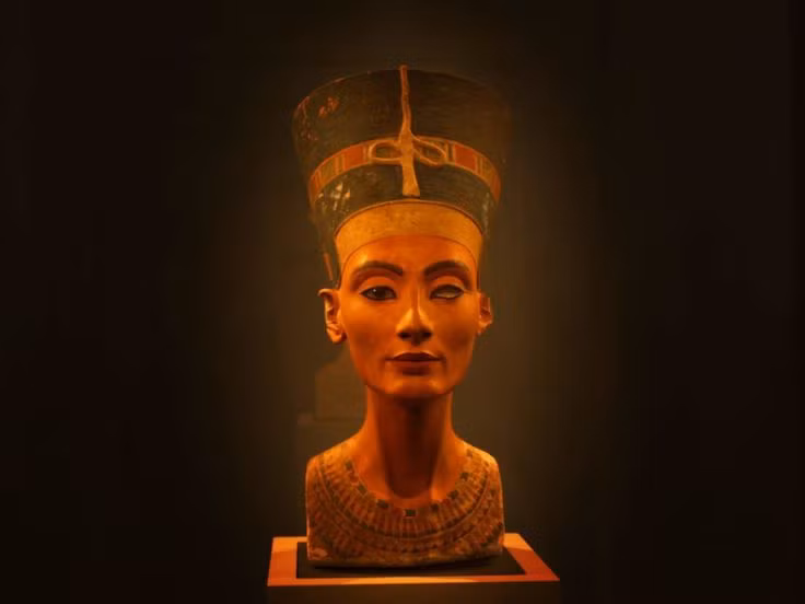  3. Tên của bà mang ý nghĩa đặc biệt. Tên của Nefertiti có nghĩa là “Người đẹp đã đến”, phản ánh sự tôn vinh đối với vẻ đẹp của bà. Điều này cũng cho thấy tầm quan trọng của bà trong xã hội Ai Cập cổ đại. Ảnh: Pinterest.
