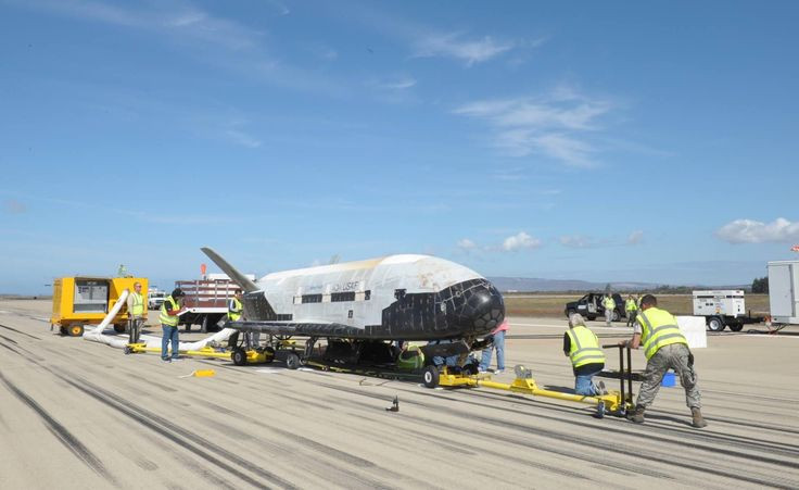  1. Được phát triển bởi NASA trước khi chuyển giao cho quân đội. X-37B ban đầu là một dự án nghiên cứu của NASA nhằm phát triển phương tiện vũ trụ có thể tái sử dụng, trước khi được chuyển giao cho Bộ Quốc phòng Mỹ vào năm 2004. Ảnh: Pinterest.