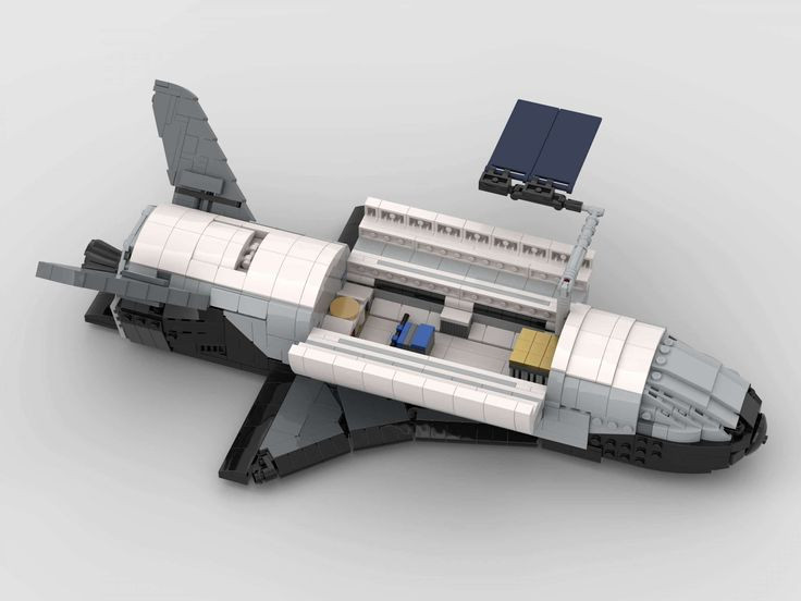  2. Có thiết kế giống tàu con thoi nhưng nhỏ hơn nhiều. X-37B trông giống một phiên bản thu nhỏ của tàu con thoi NASA, chỉ dài khoảng 8,8 mét, nhỏ hơn đáng kể so với các tàu con thoi truyền thống. Ảnh: Pinterest.