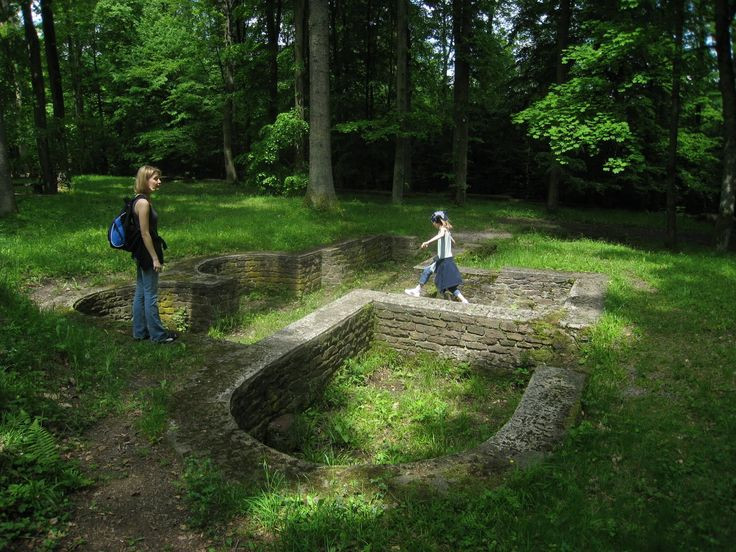  3. Chứa đựng nhiều tàn tích lịch sử. Ngoài thiên nhiên hùng vĩ, Rừng Đen còn có các tàn tích lâu đài, nhà thờ cổ và di tích La Mã, thu hút du khách yêu thích lịch sử. Ảnh: Pinterest.