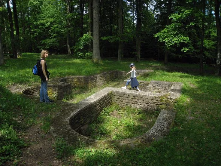  3. Chứa đựng nhiều tàn tích lịch sử. Ngoài thiên nhiên hùng vĩ, Rừng Đen còn có các tàn tích lâu đài, nhà thờ cổ và di tích La Mã, thu hút du khách yêu thích lịch sử. Ảnh: Pinterest.