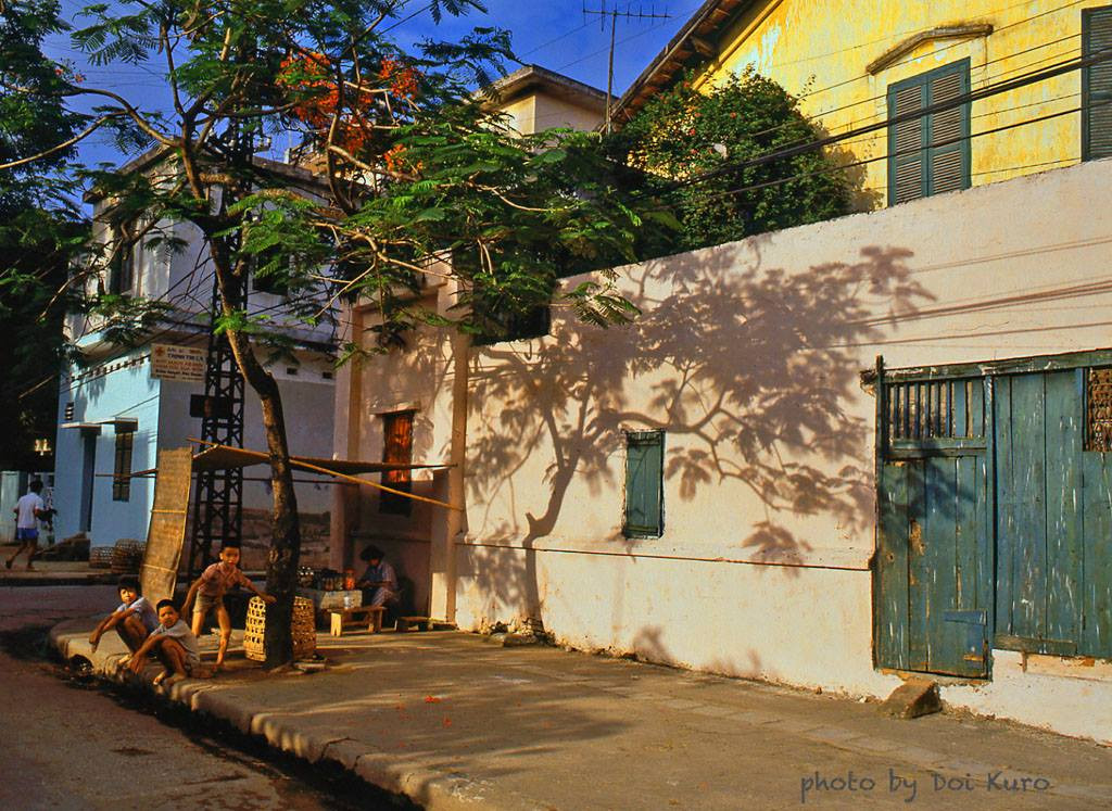 Góc phố Hà Nội mộc mạc, chan hòa ánh nắng. Ảnh: Doi Kuro / Facebook.