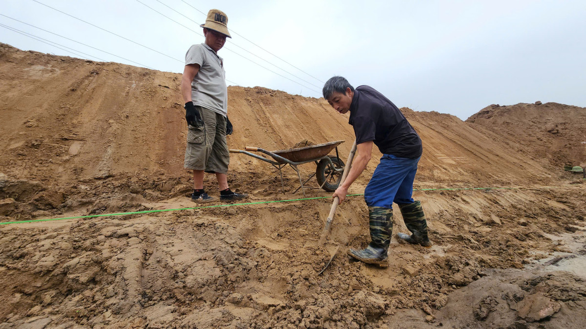 Theo vị chuyên gia, hiện vật bước đầu xác định là 2 chiếc thuyền độc mộc. Các nhà khảo cổ tiến hành xử lý lớp mặt để phục vụ công tác chuyên môn, sau đó sẽ mời các cơ quan chức năng đến để xác minh chính xác niên đại và chất liệu của 2 chiếc thuyền này. Ảnh: Phùng Đô / Báo Giao Thông.