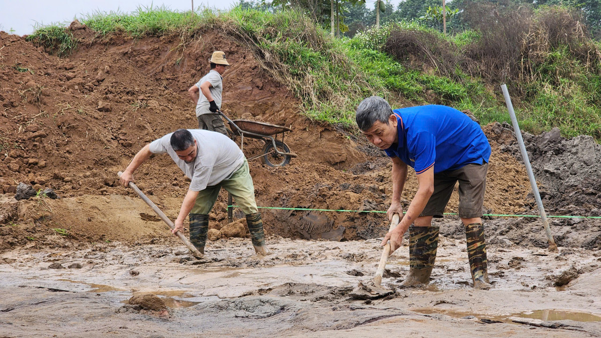 Ông Triệu cũng cho biết, dù chưa thể khẳng định chính xác tuổi đời, nhưng theo quy luật nếu là thuyền độc mộc thì thường có niên đại sớm trong lịch sử. Ảnh: Phùng Đô / Báo Giao Thông.