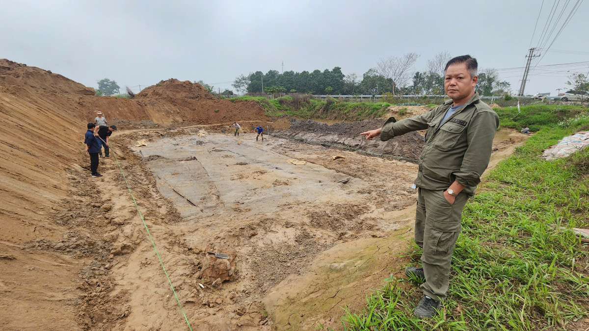 TS Phạm Văn Triệu, Phó trưởng Phòng Khảo cổ học lịch sử, Viện Khảo cổ học - người chủ trì khai quật 2 chiếc thuyền này cho biết, đây là một phát hiện rất có giá trị về lịch sử và văn hóa. Ảnh: Phùng Đô / Báo Giao Thông.