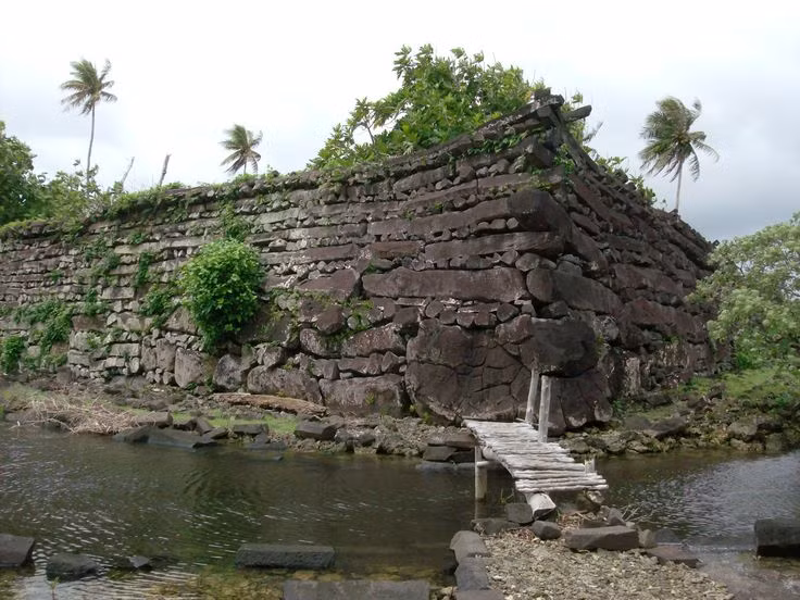  5. Không có nguồn nước ngọt tự nhiên. Nan Madol không có sông hay suối, buộc cư dân phải mang nước ngọt từ đất liền hoặc thu thập nước mưa để sinh hoạt. Ảnh: Pinterest.