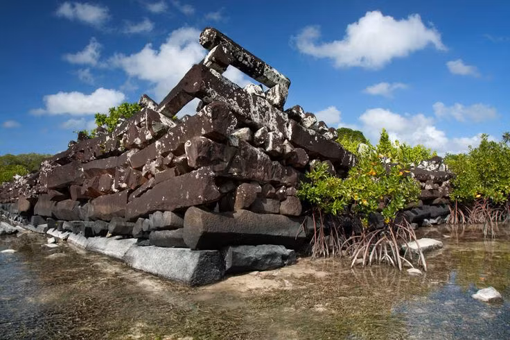  2. Kiến trúc đá khổng lồ. Các bức tường của Nan Madol được xây dựng từ những khối đá bazan lớn, một số có trọng lượng lên tới 50 tấn. Cách mà người xưa vận chuyển và lắp ráp chúng vẫn là một bí ẩn. Ảnh: Pinterest.