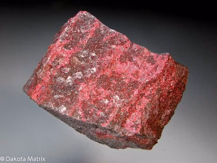  1. Là quặng chính của thủy ngân. Chu sa là hợp chất sulfua thủy ngân (HgS) và là nguồn chính để chiết xuất thủy ngân, một kim loại có tính ứng dụng cao nhưng cũng rất độc hại. Ảnh: Pinterest.