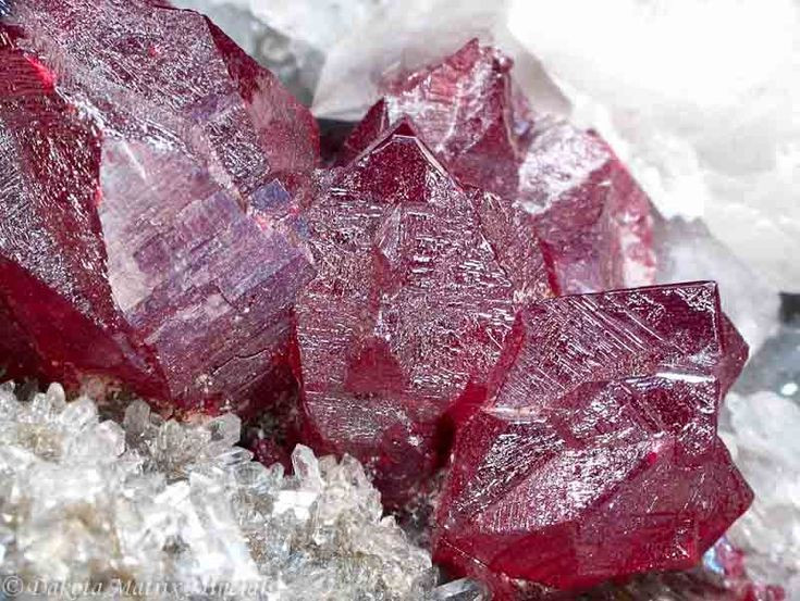  2. Có màu đỏ rực rỡ tự nhiên. Chu sa nổi bật với màu đỏ tươi đặc trưng, từng được sử dụng để tạo ra sắc tố son môi, sơn và mực viết trong lịch sử. Ảnh: Pinterest.