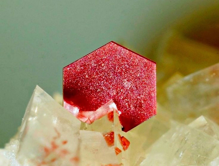  8. Không thể đốt cháy nhưng sẽ phân hủy khi nung nóng. Khi bị nung ở nhiệt độ cao, chu sa không cháy nhưng sẽ phân hủy thành thủy ngân lỏng và khí lưu huỳnh, một quá trình từng được sử dụng để chiết xuất thủy ngân trong quá khứ. Ảnh: Pinterest.