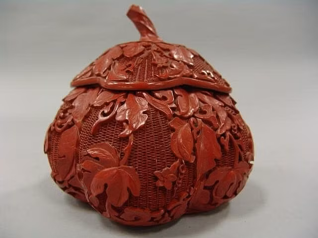  3. Được sử dụng trong nghệ thuật từ thời cổ đại. Người La Mã, Trung Hoa và Maya từng dùng chu sa để trang trí các bức bích họa, đồ gốm và tượng điêu khắc nhờ vào sắc đỏ bền màu của nó. Ảnh: Pinterest.