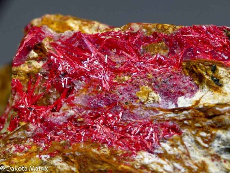  5. Xuất hiện phổ biến tại các mỏ núi lửa và suối nước nóng. Chu sa thường hình thành trong môi trường núi lửa hoặc gần suối nước nóng, nơi có hoạt động địa nhiệt và khí lưu huỳnh cao. Ảnh: Pinterest.