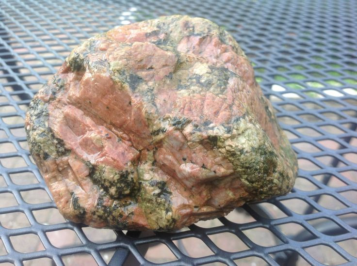  1. Chiếm hơn 50% lớp vỏ Trái Đất. Fenspat là nhóm khoáng vật chiếm phần lớn lớp vỏ Trái Đất, xuất hiện trong nhiều loại đá magma, đá biến chất và đá trầm tích. Ảnh: Pinterest.