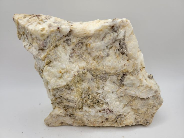  4. Có thể phát quang dưới ánh sáng cực tím. Một số loại fenspat có khả năng phát quang khi được chiếu tia cực tím, tạo ra ánh sáng lấp lánh huyền ảo, đặc biệt là các biến thể như moonstone (đá mặt trăng) và labradorite. Ảnh: Pinterest.