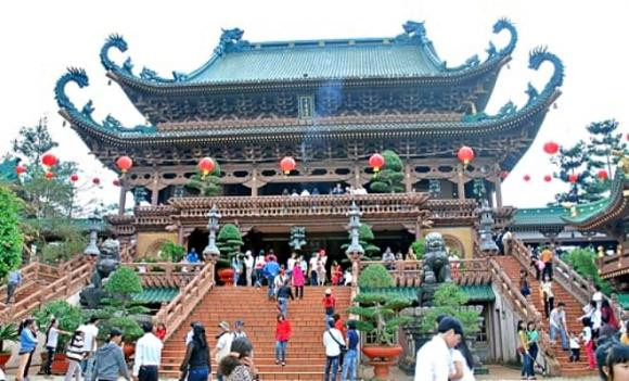 Diem ten 5 ngoi chua dep, linh thieng gan Ha Noi