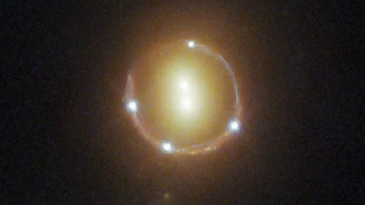  4. Có thể giúp đo lường vật chất tối. Do tác động của vật chất tối đối với sự bẻ cong ánh sáng, các nhà thiên văn có thể sử dụng vòng Einstein để nghiên cứu và đo lường sự phân bố của vật chất tối trong vũ trụ. Ảnh: NBC News.