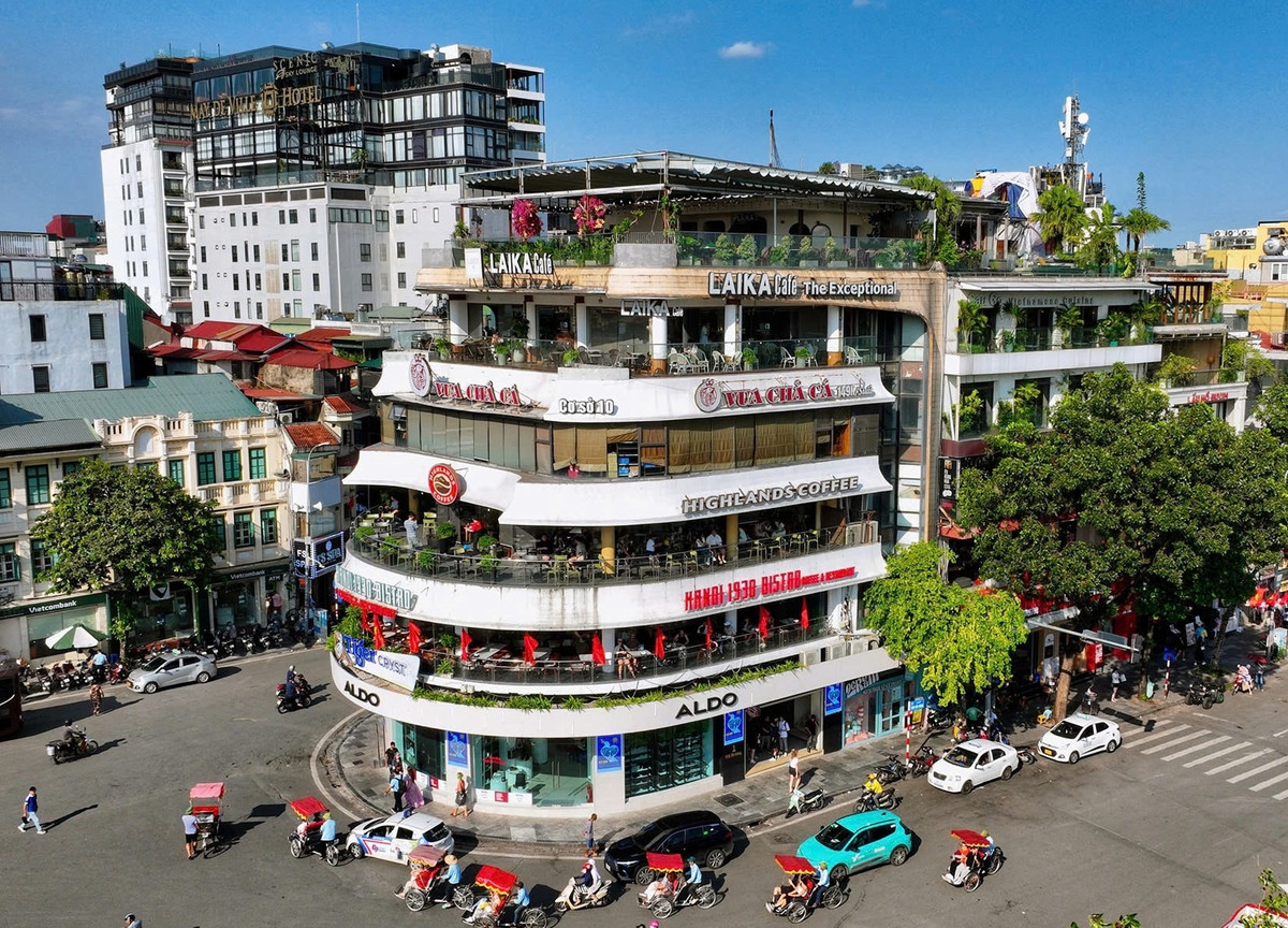  1. Được xây dựng vào đầu thập niên 1990. Tòa nhà “Hàm cá mập” được khởi công xây dựng vào khoảng năm 1990 và hoàn thành vào năm 1993, trong thời kỳ Hà Nội bắt đầu mở cửa và phát triển mạnh mẽ về kinh tế. Ảnh: Hà Nội Mới.