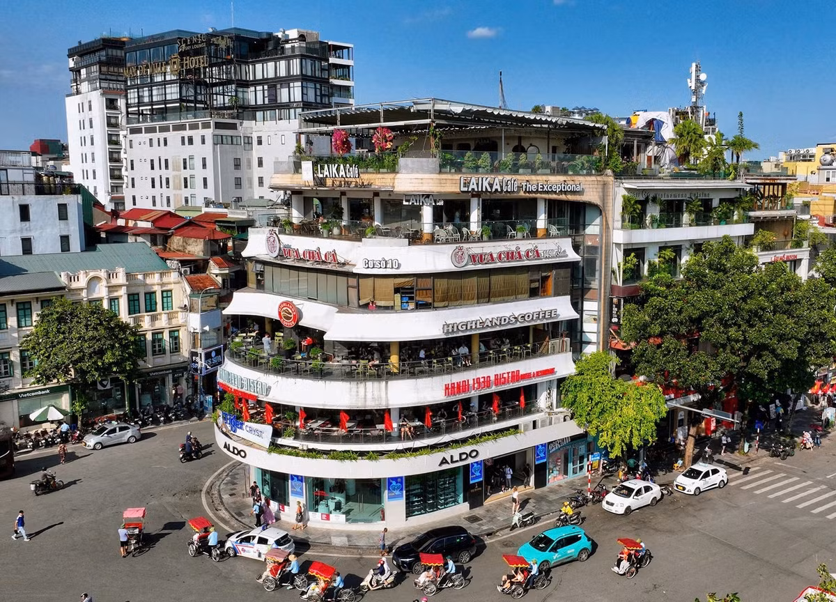  1. Được xây dựng vào đầu thập niên 1990. Tòa nhà “Hàm cá mập” được khởi công xây dựng vào khoảng năm 1990 và hoàn thành vào năm 1993, trong thời kỳ Hà Nội bắt đầu mở cửa và phát triển mạnh mẽ về kinh tế. Ảnh: Hà Nội Mới.